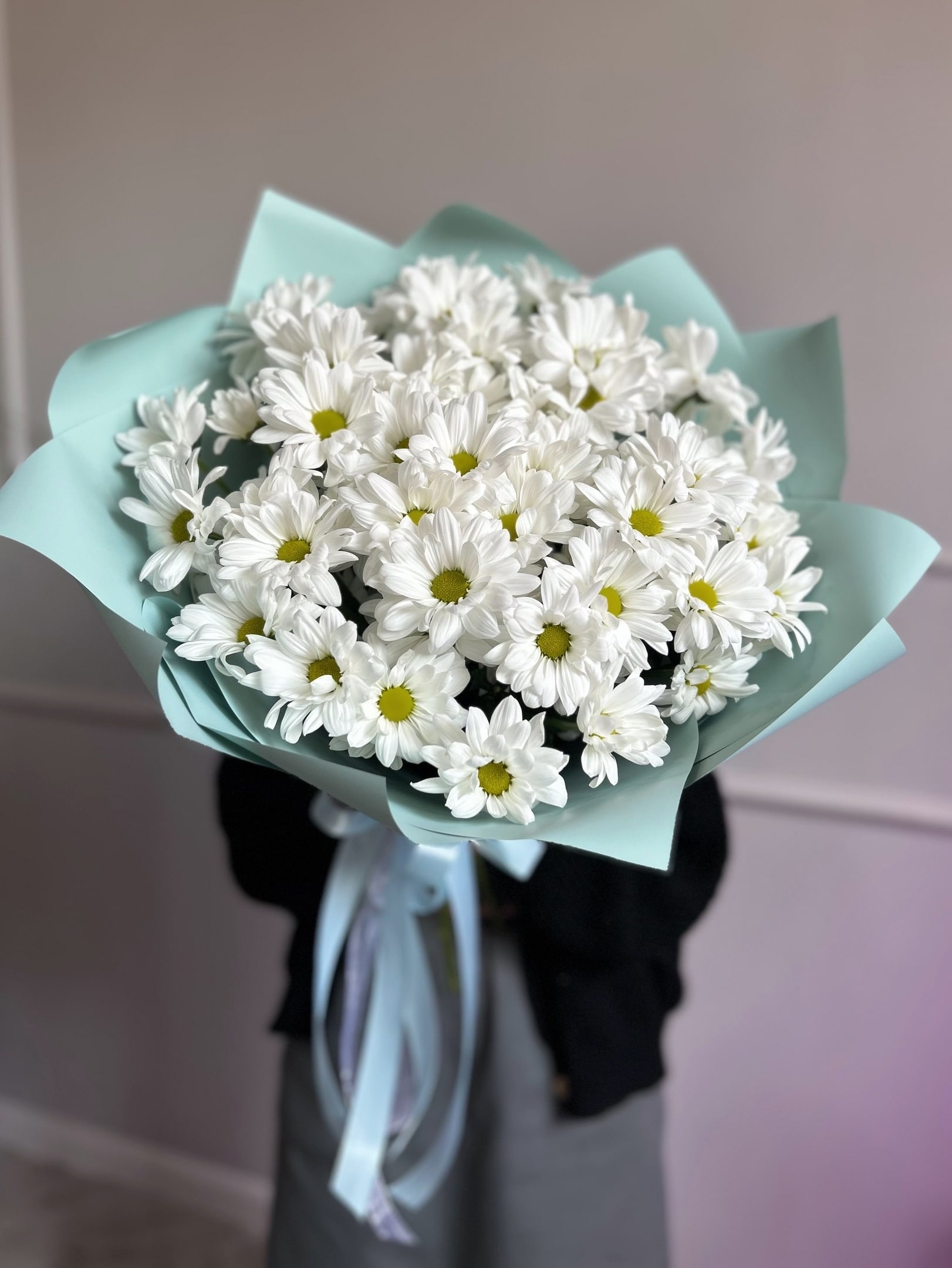 Букет из 9 кустовых ромашковых хризантем | Доставка цветов купить цветы с  доставкой в Ейске от Mr&Mrs Rose.